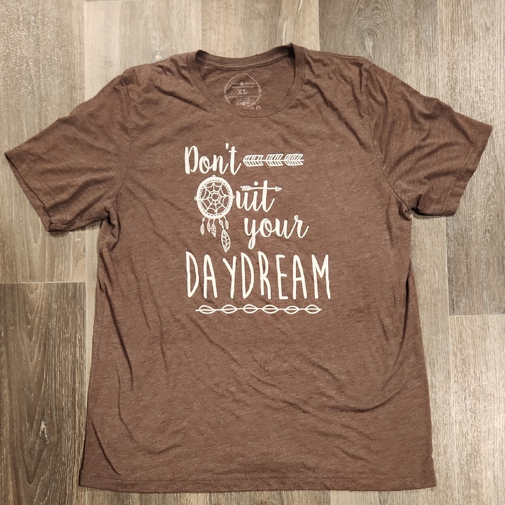 XL JANE MARIE BROWN TSHIRT "DON'T QUIT YOUR DAYDREAM"
